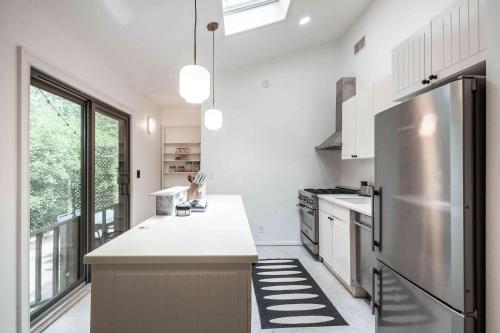 Fotografie z fotogalerie ubytování East Hampton Home with Fire Pit v destinaci East Hampton