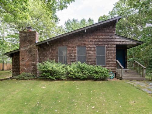 Fotografie z fotogalerie ubytování East Hampton Home with Fire Pit v destinaci East Hampton