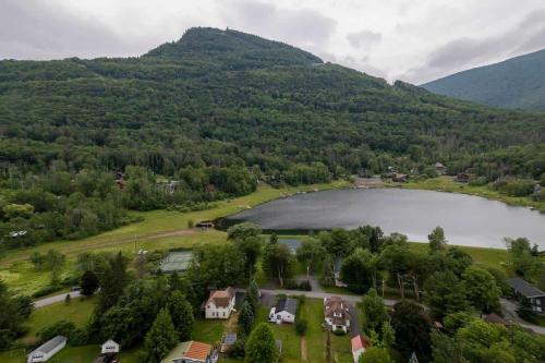 LanesvilleにあるHunter Mountain View Cabinの家と湖の空中