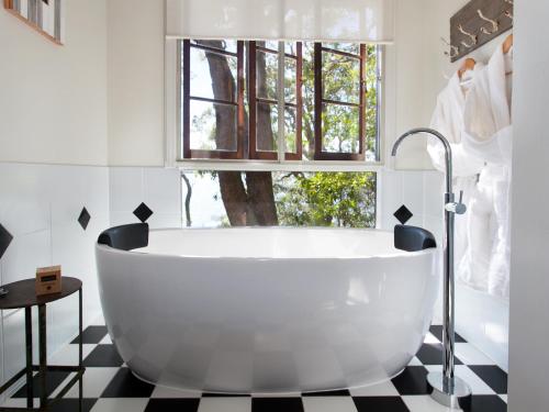 A bathroom at Eumarella Shores Noosa Lake Retreat