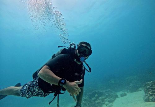 eine Person im Wasser mit Kamera in der Unterkunft Múcura Club Hotel in Isla Mucura