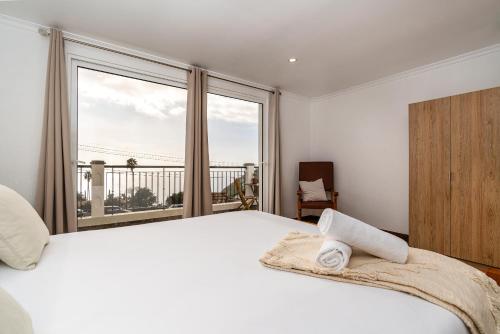 Postel nebo postele na pokoji v ubytování Casa Branca, in the Heart of Arco da Calheta