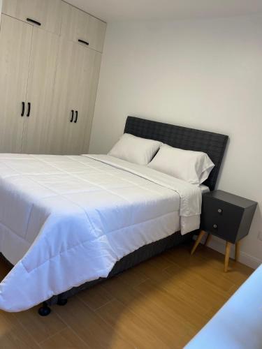 Кровать или кровати в номере Habitaciones casa Bella