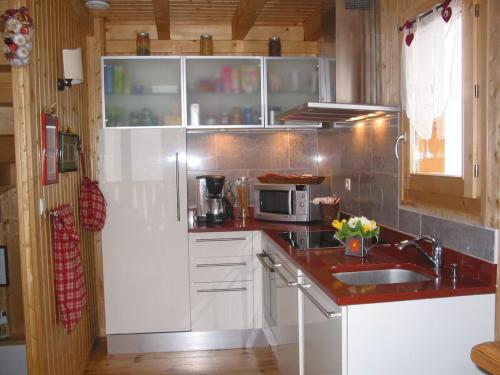 Kuchyň nebo kuchyňský kout v ubytování Chalet Les Marmottons