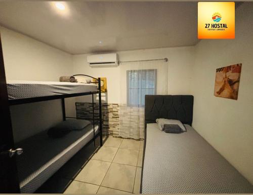 Postel nebo postele na pokoji v ubytování 27 Hostal