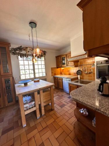 Kuchyň nebo kuchyňský kout v ubytování Bastide Aïna SPA et piscine