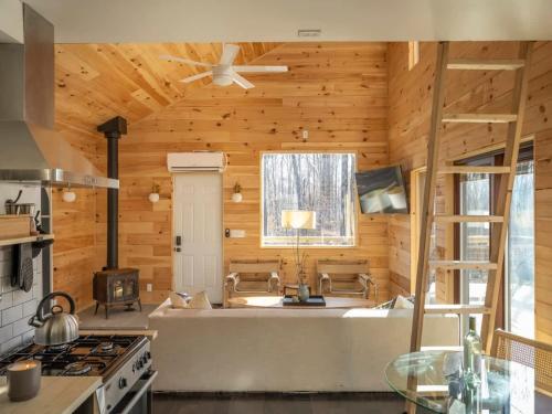 Küche/Küchenzeile in der Unterkunft Modern Rustic Tiny Home in the Catskills
