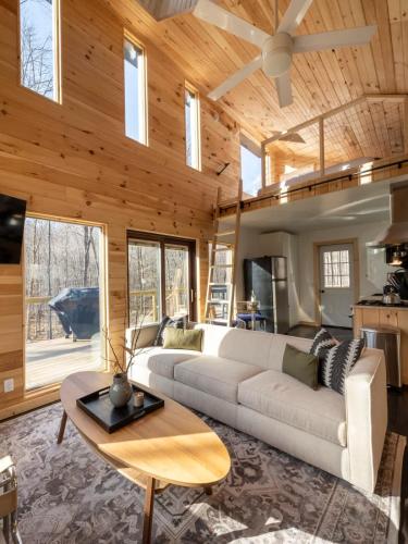 Ein Sitzbereich in der Unterkunft Modern Rustic Tiny Home in the Catskills