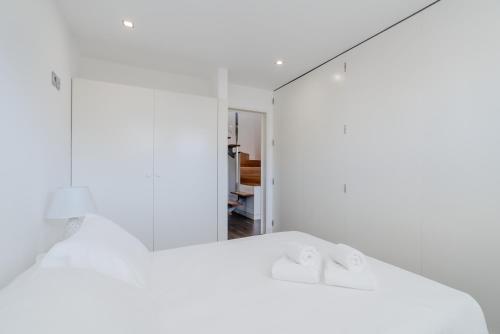 a bedroom with two white beds and a mirror at H2O Apartment - Rooftop with pool in Santa Cruz in Santa Cruz