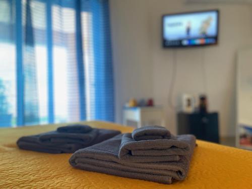 een stapel handdoeken bovenop een bed bij La Casa dell'Aviatore in Boccadifalco