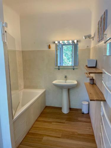 une salle de bain avec un lavabo et une baignoire et un lavabo dans l'établissement Villa Provençale Vue Mer, à Bormes-les-Mimosas
