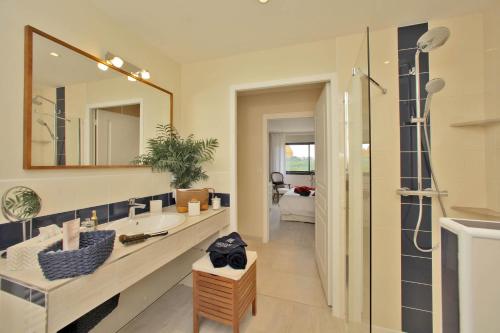 une salle de bain avec un lavabo et un miroir dans l'établissement La Marquaysserie du Domaine de la Malonie, à Sarlat-la-Canéda
