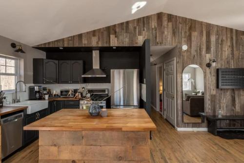 Fotografie z fotogalerie ubytování Chic Cabin with Hot Tub and Fire Pit v destinaci Roscoe