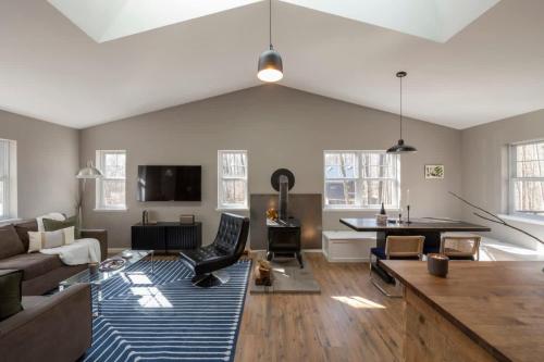 Fotografie z fotogalerie ubytování Chic Cabin with Hot Tub and Fire Pit v destinaci Roscoe