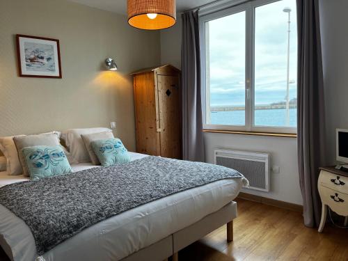 Postel nebo postele na pokoji v ubytování Les Transats Chambre et appartements Face à la mer