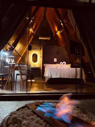 ポソス・デ・カルダスにあるMontreal Cabanasの鏡付きの部屋にベッド1台が備わるベッドルーム1室があります。