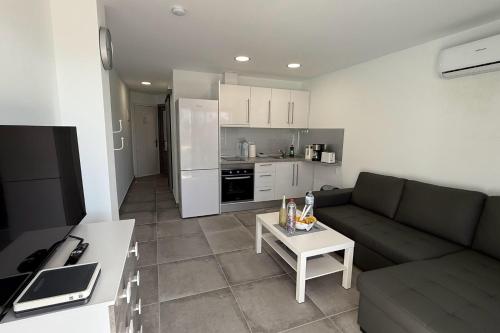 Apartamentos Danubio, Modernes Apartment mit Poolblick und seitlichem Meerblick, Wohnzimmer und 1 Schlafzimmer, 4 Etage, im Herzen von Playa del Inglés, Gran Canaria