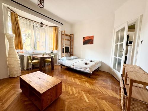 Postel nebo postele na pokoji v ubytování Among Trees Apartment