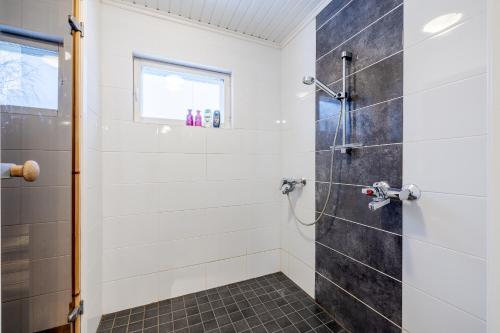 Bilik mandi di Riverside Home for families - beautiful house near Santa Claus Village