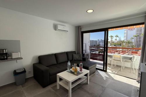 Apartamentos Danubio, Modernes Apartment mit Poolblick und seitlichem Meerblick, Wohnzimmer und 1 Schlafzimmer, 4 Etage, im Herzen von Playa del Inglés, Gran Canaria