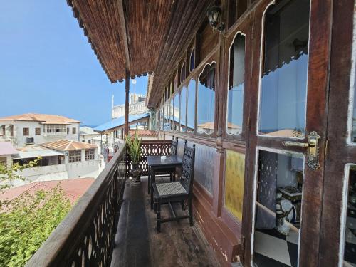 Rõdu või terrass majutusasutuses Dhow Palace Hotel