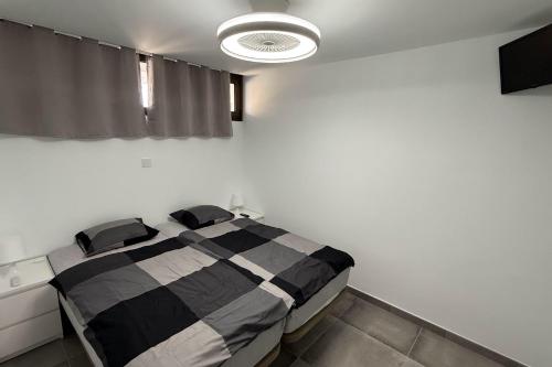 Apartamentos Danubio, Modernes Apartment mit Poolblick und seitlichem Meerblick, Wohnzimmer und 1 Schlafzimmer, 4 Etage, im Herzen von Playa del Inglés, Gran Canaria