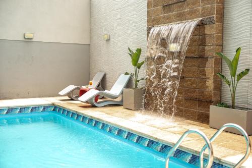 a swimming pool with a water fountain in a bathroom at Brizo Salta in Salta