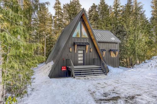 a small cabin in the woods in the snow at Alpine Hideaway in Government Camp