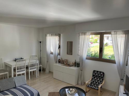 un salon avec un lit et une salle à manger dans l'établissement La Petite Ancre, à Beaulieu-sur-Mer