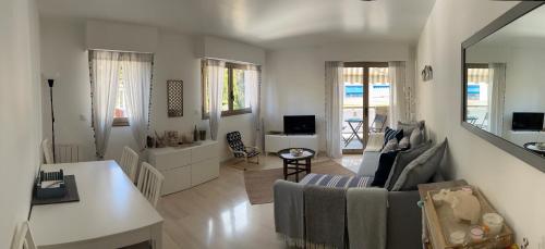 un salon avec un canapé et une table dans l'établissement La Petite Ancre, à Beaulieu-sur-Mer