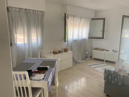 - un salon avec une table, une table et des chaises dans l'établissement La Petite Ancre, à Beaulieu-sur-Mer