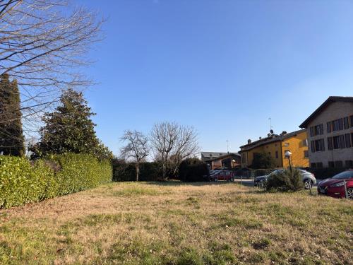 a grassy yard with a house in the background at Casa Lupo - Appartamento completo in Formigine