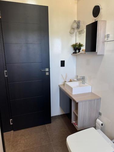 a bathroom with a toilet and a sink at Prédio Green Hall in Toledo
