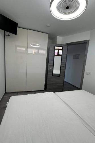 Apartamentos Danubio, Modernes Apartment mit Poolblick und seitlichem Meerblick, Wohnzimmer und 1 Schlafzimmer, 4 Etage, im Herzen von Playa del Inglés, Gran Canaria