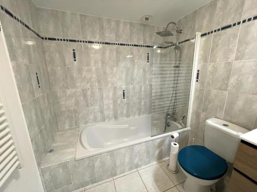 une salle de bain avec baignoire et toilettes dans l'établissement Kap'Lor, au Guilvinec