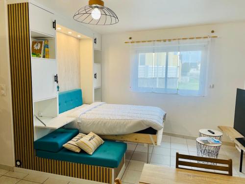 une chambre avec un lit et un canapé dans l'établissement Kap'Lor, au Guilvinec