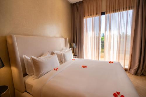 Una cama o camas en una habitación de Palais Nouhass