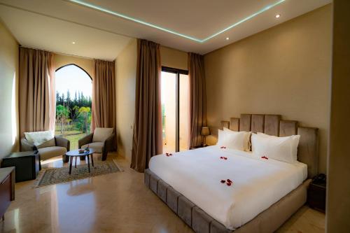 Una cama o camas en una habitación de Palais Nouhass