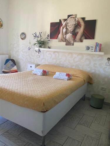 una camera da letto con un letto con due asciugamani sopra di La Voce della Natura a Fermo