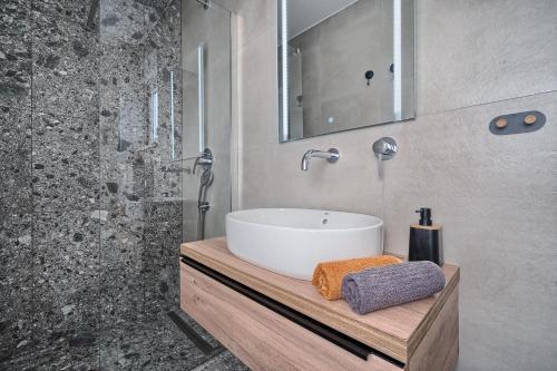 Ένα μπάνιο στο Bura Breeze - Sea-View Garden Apartment