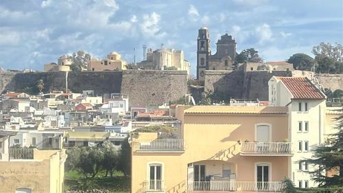 Nespecifikovaný výhled na destinaci Lipari nebo výhled na město při pohledu z apartmánu