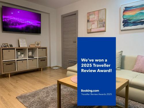TV a/nebo společenská místnost v ubytování Family-Friendly 2-BedRoom Apt Free Parking