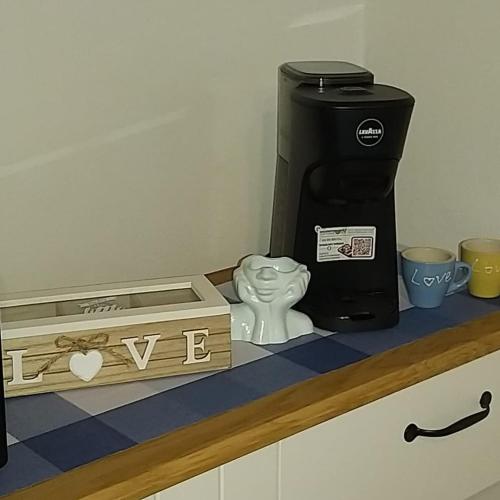 a coffee machine sitting on top of a counter at Monolocale Antica Argenteria II a pochi passi dalla stazione e dal centro in Vercelli