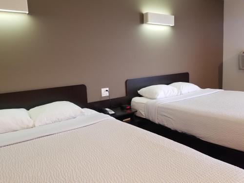 Postel nebo postele na pokoji v ubytování Joys Inn Innisfail, AB