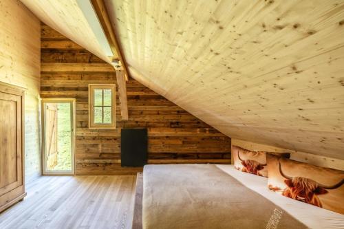 Una cama o camas en una habitación de Vorsäßhütte Metzler