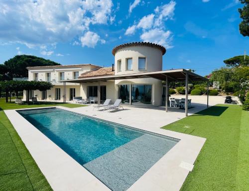 une villa avec piscine et une maison dans l'établissement Villa MireMer - Vue panoramique face au Golfe de Saint-Tropez, à Sainte-Maxime