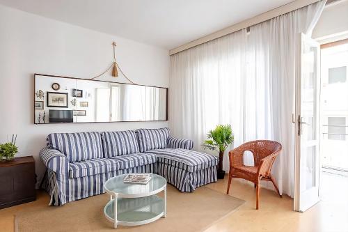un soggiorno con un divano e un tavolo di Sunny Home, appartamento in centro e vicino alla spiaggia a Grado