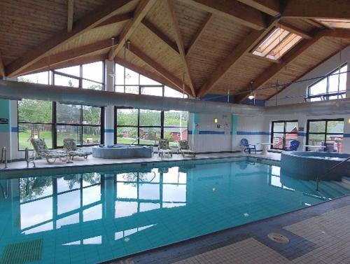a large swimming pool in a large building at Liscombe Lodge Resort & Conference Center in Liscomb