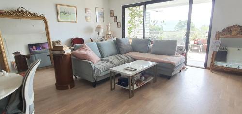 un salon avec un canapé et une table dans l'établissement T3 vue mer proche plage, à Ajaccio