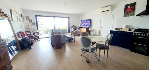 un salon avec une table et des chaises dans l'établissement T3 vue mer proche plage, à Ajaccio